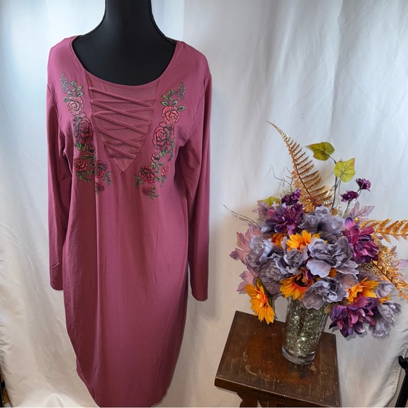 Derek Heart Dresses & Skirts - Derek Heart Plus 2X Mauve Floral Lace-Up Long Sleeve Shift Dress